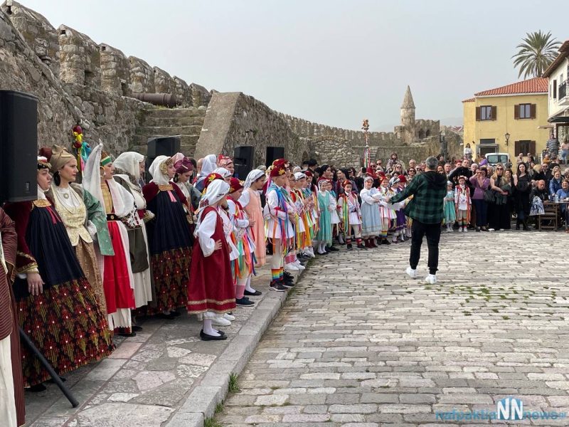 Ναύπακτος: Κούλουμα και παραδοσιακό γαϊτανάκι στο λιμάνι - ΦΩΤΟ ΒΙΝΤΕΟ