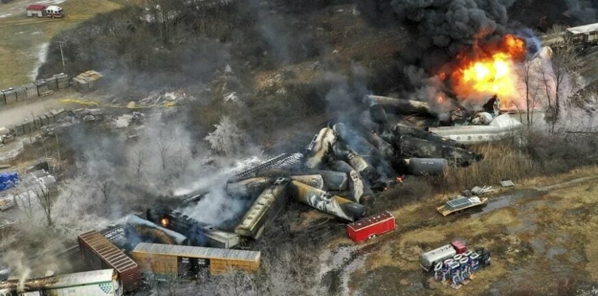 Οχάιο: Εκτροχιάστηκε τρένο με 150 βαγόνια– Φόβοι για έκρηξη φορτίου με χημικά