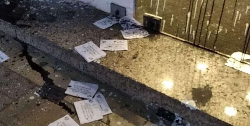 Πάτρα: Επίθεση κουκουλοφόρων στα γραφεία του κόμματος Εμφιετζόγλου ΦΩΤΟ