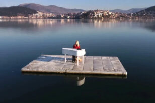 Καστοριά: Πιανίστρια παίζει μουσική στη μέση της λίμνης - Το μαγευτικό βίντεο με το πιάνο