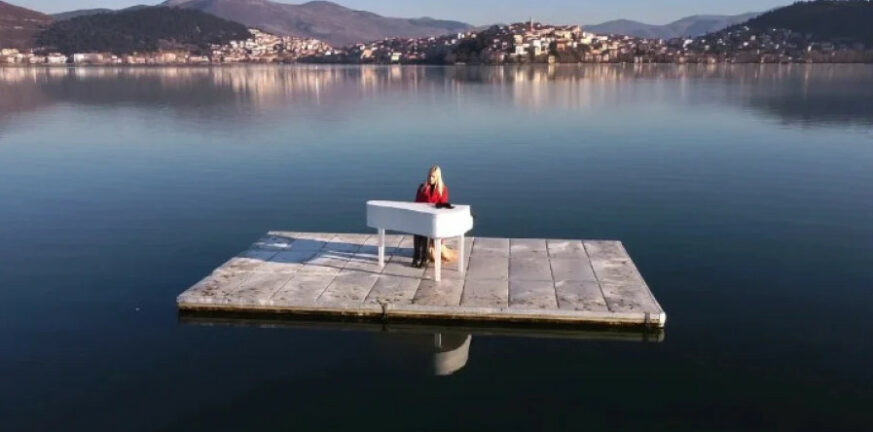 Καστοριά: Πιανίστρια παίζει μουσική στη μέση της λίμνης - Το μαγευτικό βίντεο με το πιάνο