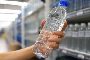ΥΠΕΝ: Δεν αυξάνονται οι τιμές σε νερό, γάλα και αναψυκτικά λόγω συσκευασιών