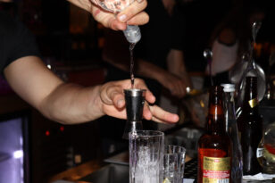 Πάτρα - Νοθευμένα ποτά: Πώς επιχειρηματίες που «παίζουν βρόμικα» τη «βγάζουν καθαρή»