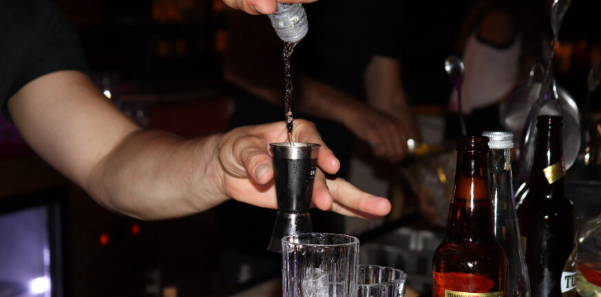 Πάτρα - Νοθευμένα ποτά: Πώς επιχειρηματίες που «παίζουν βρόμικα» τη «βγάζουν καθαρή»