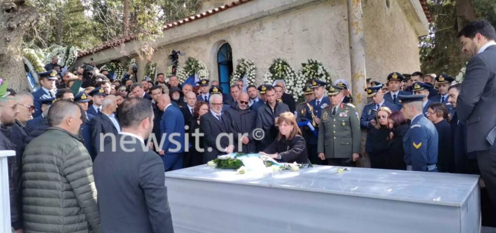 Σπαρακτικές εικόνες στην ταφή του Μάριου - Μιχαήλ Τουρούτσικα: Λύγισαν οι γονείς του στο τελευταίο αντίο