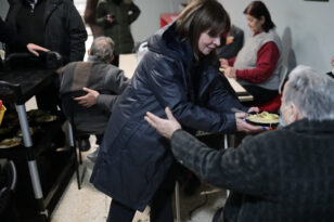 Κατερίνα Σακελλαροπούλου: Mοίρασε γεύματα σε αστέγους στο λιμάνι του Πειραιά