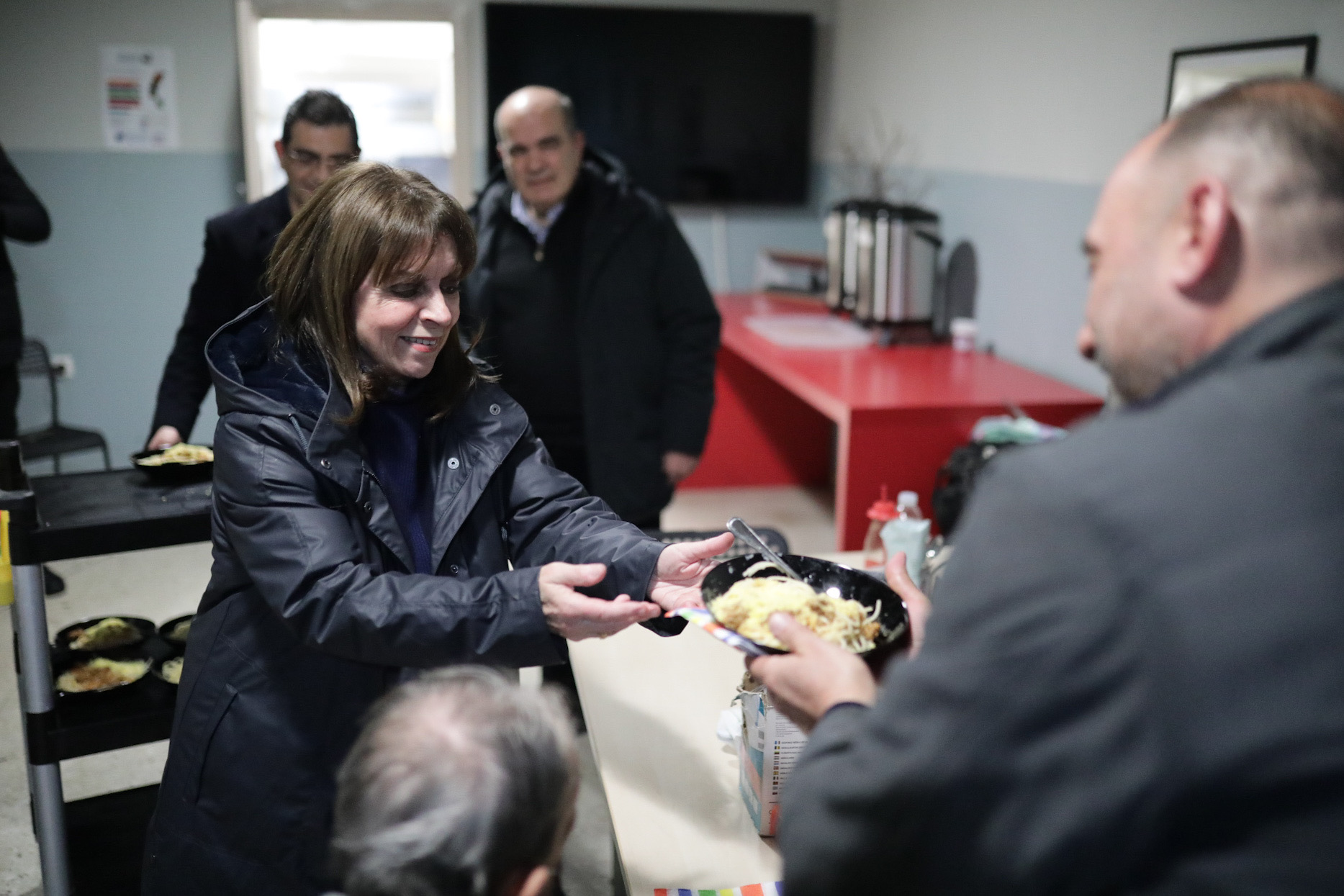 Κατερίνα Σακελλαροπούλου: Mοίρασε γεύματα σε αστέγους στο λιμάνι του Πειραιά