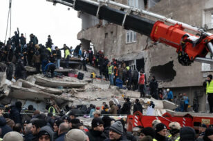 Σεισμός - Τουρκία: Γυναίκα και παιδί ανασύρθηκαν ζωντανοί από τα ερείπια μετά από 150 ώρες! Ξεπέρασαν τους 33.000 οι νεκροί - ΒΙΝΤΕΟ