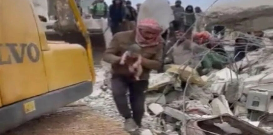 Σεισμός - Συρία: Η συγκλονιστική στιγμή που διασώστες βγάζουν νεογέννητο από τα συντρίμμια - ΒΙΝΤΕΟ