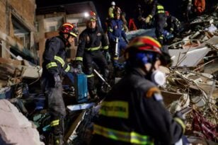Σεισμός στην Τουρκία: Μαρτυρίες των διασωστών της ΕΜΑΚ που συγκλονίζουν – «Οικογένειες αγκαλιασμένες και πλακωμένες από τα ερείπια»