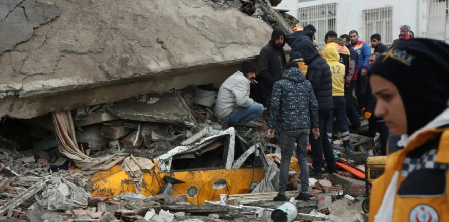 Σεισμός Τουρκία: Διεθνής αλληλεγγύη για τον φονικό σεισμό – Ανεβαίνει ο αριθμός των θυμάτων