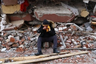 Σεισμός Τουρκία: Εκλιπαρούν οι οικογένειες των νεκρών - Συγκλονιστικές περιγραφές από διασώστες