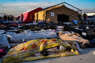 Σεισμός: Ομαδικοί τάφοι στην Τουρκία - Φορτηγό μαζεύει πτώματα από πάρκινγκ νοσοκομείου ΒΙΝΤΕΟ