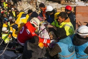 Σεισμός στην Τουρκία: Στιγμές συγκίνησης με δάκρια στα μάτια για τη διάσωση βρέφους 