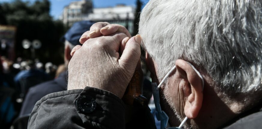 Διαμαρτυρία συνταξιούχων στα Προπύλαια - Διεκδικούν αυξήσεις σε όλες τις συντάξεις