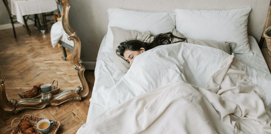 Ένα ζευγάρι, δύο κρεβάτια – Η νέα τακτική ύπνου που μπορεί να ωφελήσει τη σχέση σου