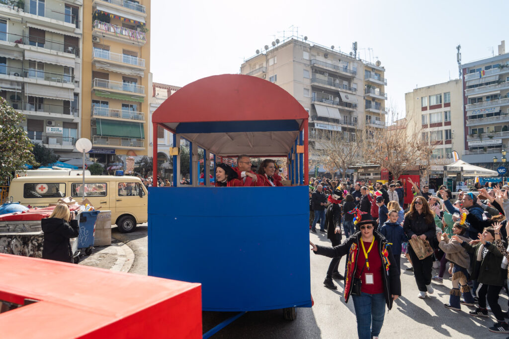 Καρναβαλικός σοκολατοπόλεμος γλύκανε το πλήθος Πατρινών και επισκεπτών στο κέντρο της πόλης - ΦΩΤΟ