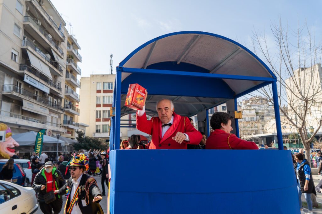 Καρναβαλικός σοκολατοπόλεμος γλύκανε το πλήθος Πατρινών και επισκεπτών στο κέντρο της πόλης - ΦΩΤΟ