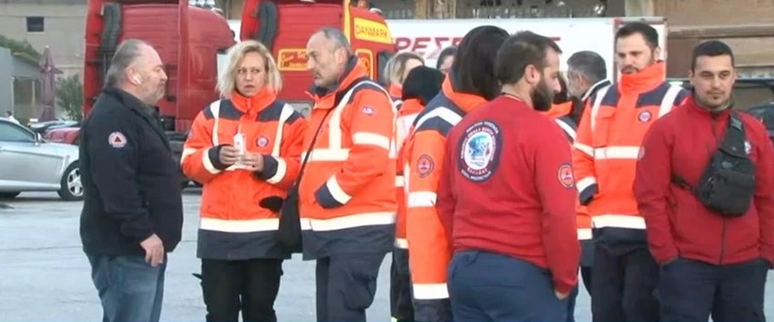 Πειραιάς: Έφτασαν από την Τουρκία οι Έλληνες διασώστες - «Βγάλαμε νεκρούς πατέρα και τα δυο του παιδιά» ΒΙΝΤΕΟ