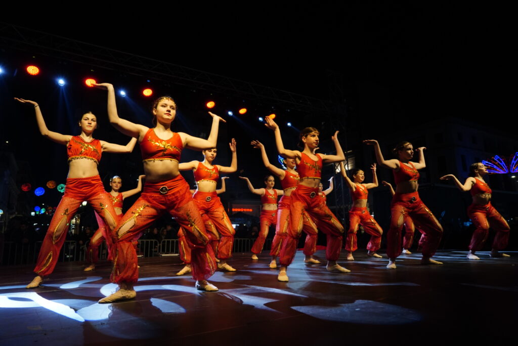 Πατρινό Καρναβάλι 2023: Χορευτικό θέαμα υψηλού επιπέδου από τις Σχολές Χορού στην πλατεία Γεωργίου Α΄