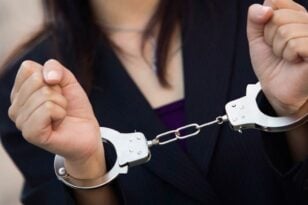 Θεσσαλονίκη – Γρονθοκόπησε τον σύντροφό της μέσα σε μπαρ - Συνελήφθη μία 33χρονη