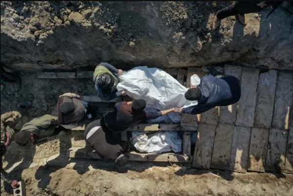 Συρία: Φρίκη – Ετοιμάζουν μαζικούς τάφους για τα θύματα του σεισμού στην Τζαντάρις κοντά στο Χαλέπι