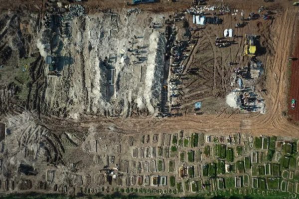 Συρία: Φρίκη – Ετοιμάζουν μαζικούς τάφους για τα θύματα του σεισμού στην Τζαντάρις κοντά στο Χαλέπι