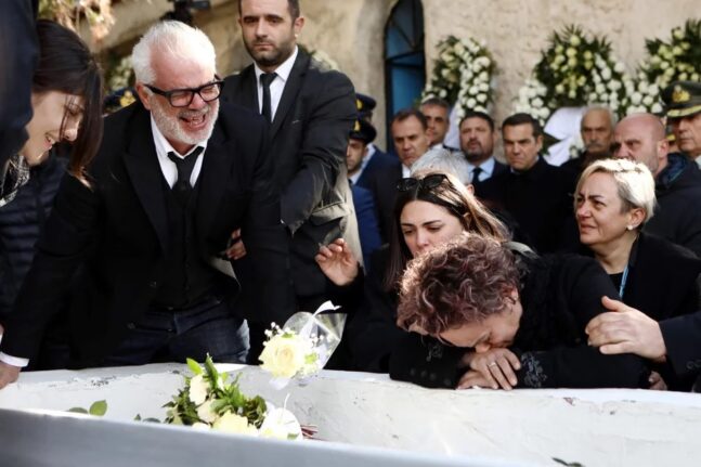 Σπαρακτικές εικόνες στην ταφή του Μάριου - Μιχαήλ Τουρούτσικα: Λύγισαν οι γονείς του στο τελευταίο αντίο