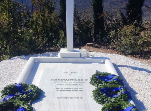 Τέως Βασιλιάς Κωνσταντίνος: Τελέστηκε το τρισάγιο στο Τατόι - Δείτε τι γράφει η μαρμάρινη πλάκα στον τάφο του