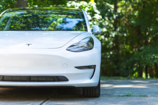 Tesla: Ανακαλεί σχεδόν 363.000 οχήματα λόγω φόβων ότι το λογισμικό αυτόνομης οδήγησης θα προκαλέσει ατύχημα