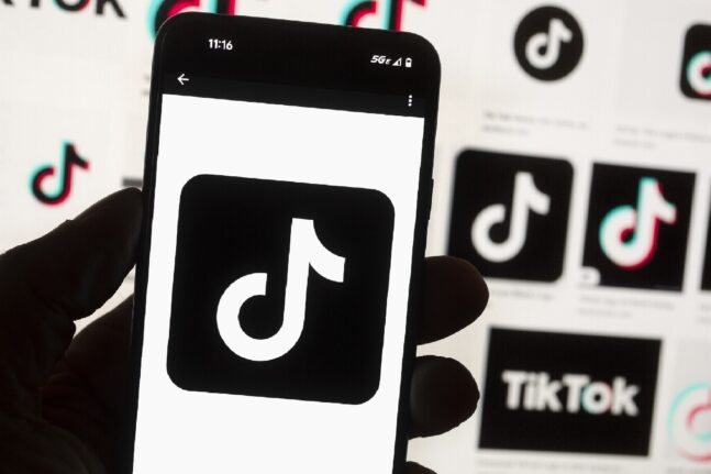 Μέσω TikTok και Instagram ενημερώνονται οι νέοι - Τι έδειξε νέα έρευνα