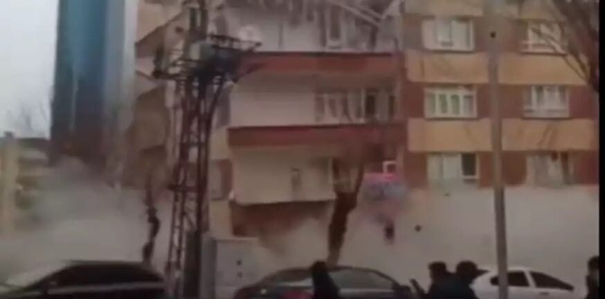 Τουρκία - Σεισμός : Συγκλονιστικά ΒΙΝΤΕΟ με πολυκατοικίες που γκρεμίζονται σαν χάρτινοι πύργοι