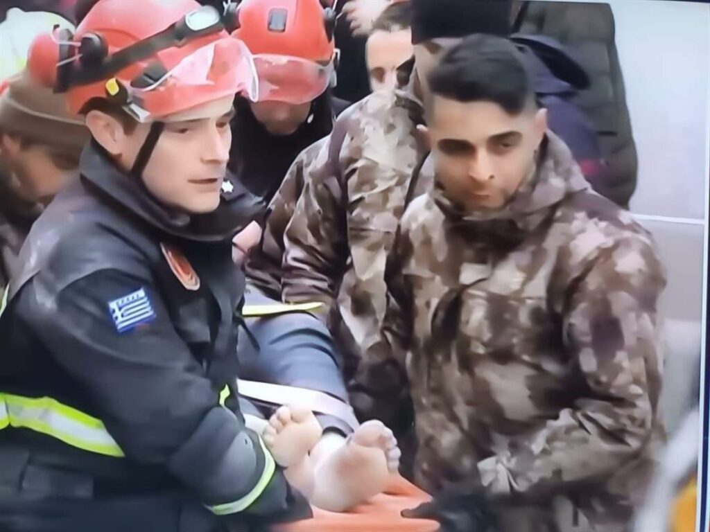 Ο γιος του Πυροσβέστη Νίκα που είχε σώσει τον μικρό Ανδρέα στο Αίγιο έσωσε παιδί στην Τουρκία - ΦΩΤΟ