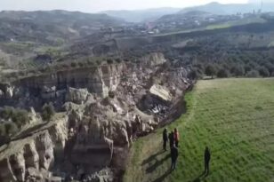 Άνοιξε η γη από τον σεισμό στην Τουρκία: O ελαιώνας που έγινε φαράγγι - Απίστευτες εικόνες