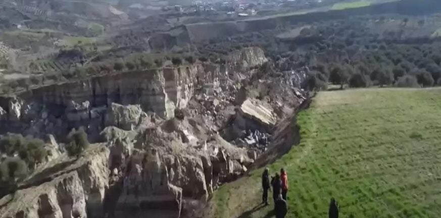 Άνοιξε η γη από τον σεισμό στην Τουρκία: O ελαιώνας που έγινε φαράγγι - Απίστευτες εικόνες