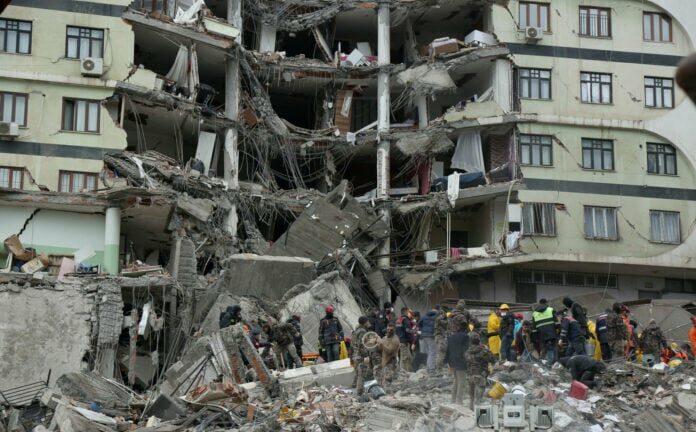 Σεισμός στην Τουρκία: Πάνω από 6.000 οι νεκροί - Συνεχίζονται οι διάσωσεις από την ΕΜΑΚ