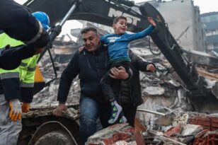 Σεισμός στην Τουρκία: 8χρονος ανασύρθηκε ζωντανός μετά από 52 ώρες - ΒΙΝΤΕΟ
