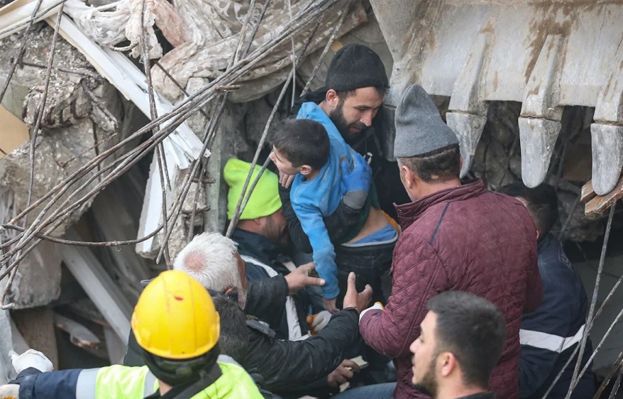 Σεισμός στην Τουρκία: 8χρονος ανασύρθηκε ζωντανός μετά από 52 ώρες - ΒΙΝΤΕΟ