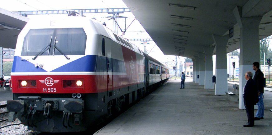 Σύγκρουση τρένων στα Τέμπη: Χωρίς Προαστιακό και τρένα σήμερα