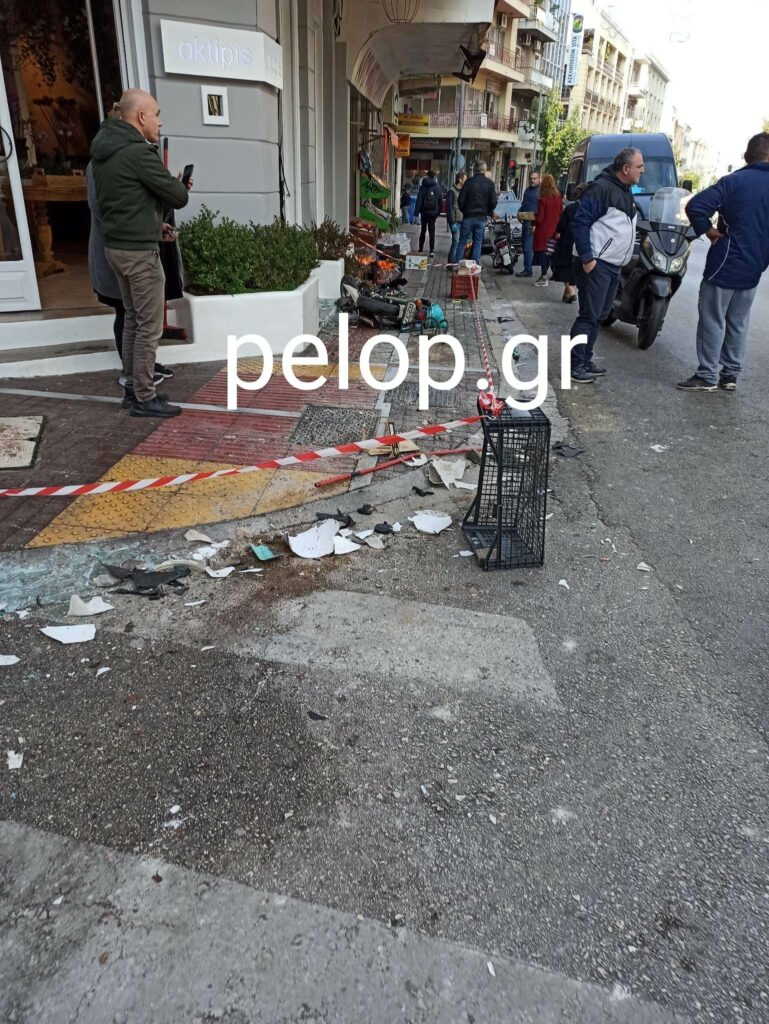 Πάτρα: Τρελή πορεία αυτοκινήτου στη Γούναρη - Παρέσυρε μηχανάκι, φανάρι και κατέληξε σε κατάστημα! ΦΩΤΟ