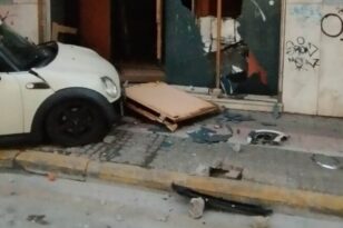 Πάτρα: Τροχαίο στο κέντρο - Αυτοκίνητο καρφώθηκε σε κολώνα και κατέληξε σε τζαμαρία καταστήματος ΦΩΤΟ