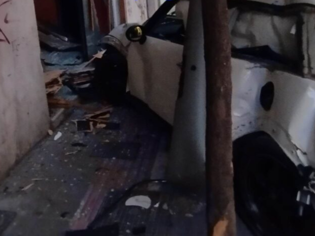 Πάτρα: Τροχαίο στο κέντρο - Αυτοκίνητο καρφώθηκε σε κολώνα και κατέληξε σε τζαμαρία καταστήματος ΦΩΤΟ