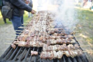 Τσικνοπέμπτη με… ομπρέλα σε Πάτρα και Δυτική Ελλάδα: Βροχές και καταιγίδες στο σκηνικό του καιρού