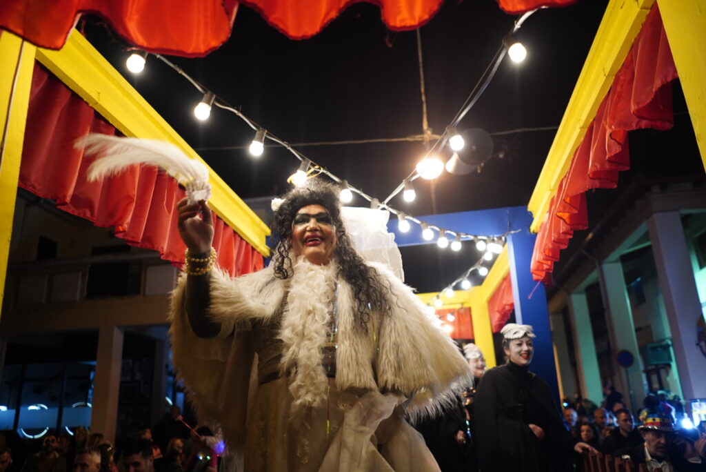 ΦΩΤΟΡΕΠΟΡΤΑΖ - Πατρινό Καρναβάλι 2023: «Βούλιαξε» η πόλη την Τσικνοπέμπτη