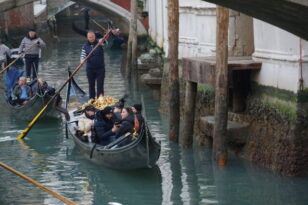 Ιταλία: «Στερεύουν» τα κανάλια της Βενετίας – Δύσκολη η πλοήγηση για τις γόνδολες ΒΙΝΤΕΟ