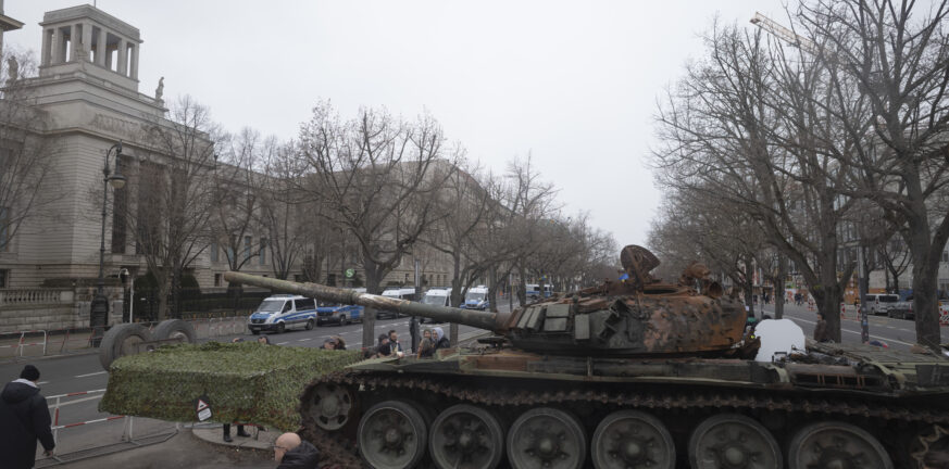 Βερολίνο: Ακτιβιστές στάθμευσαν ένα κατεστραμμένο ρωσικό άρμα μάχης έξω από τη ρωσική πρεσβεία