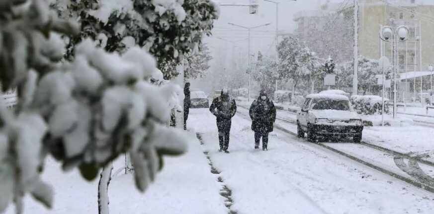 Χιονίζει στον Βόλο και στο Πήλιο – Ανοιχτοί οι δρόμοι, απαγορευτικό απόπλου για Σποράδες