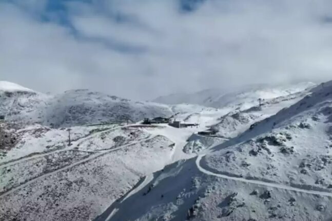 Έκλεισε το χιονοδρομικό κέντρο Παρνασσού: Χιονοθύελλα πλήττει το βουνό - Υποχρεωτικές αλυσίδες στη Φθιώτιδα