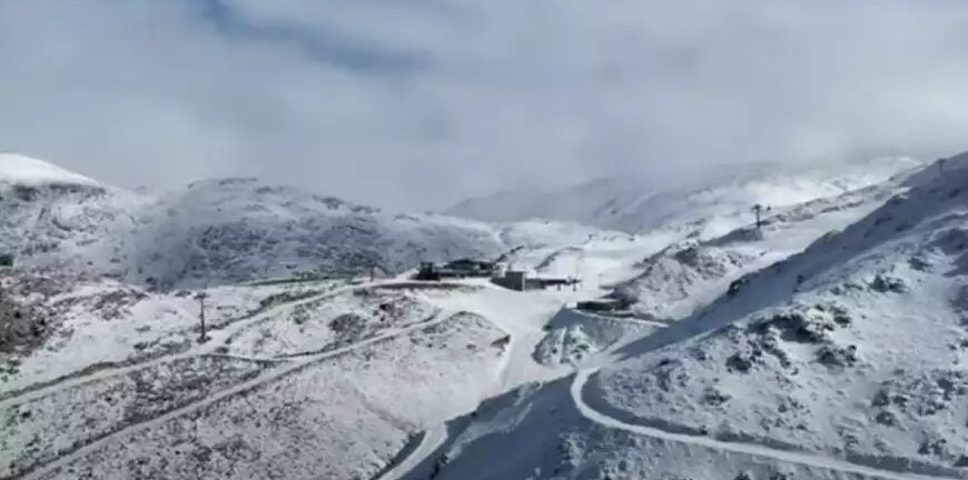 Έκλεισε το χιονοδρομικό κέντρο Παρνασσού: Χιονοθύελλα πλήττει το βουνό - Υποχρεωτικές αλυσίδες στη Φθιώτιδα