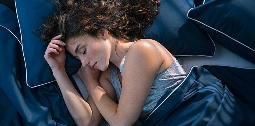 Δυσκολεύστε να κοιμηθείτε από τη ζέστη; - Τι συμβουλεύουν οι ειδικοί